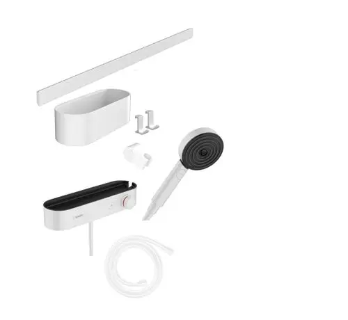 Zusammenstellung eines Hansgrohe Wandmontage-Sets mit Handbrause, Thermostat, Wandstange und Zubehör in Mattweiß. Verschiedene Komponenten wie Halterungen und Schläuche sichtbar.